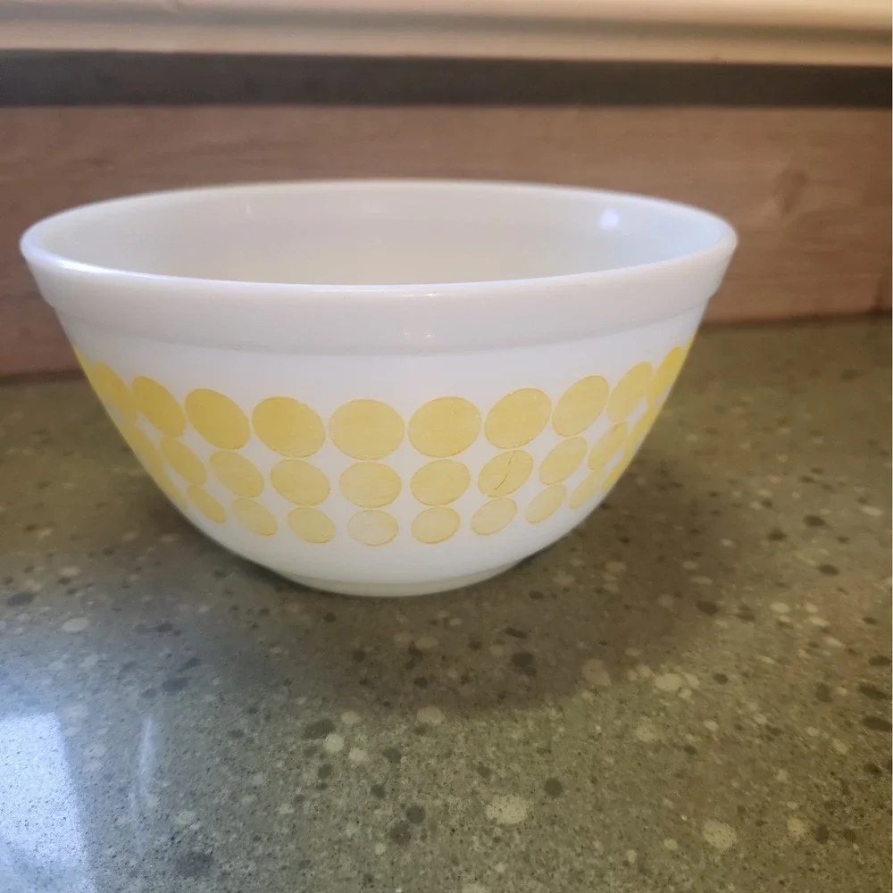 Vintage Collectible Pyrex Polka Dot Nesting Bowl #402 Yellow 1.5 QT